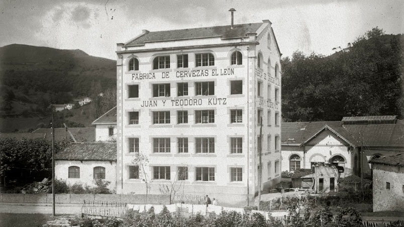 Fachada del edificio de la fábrica de cervezas El León. Agosto de 1921