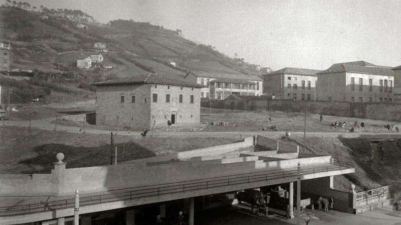 Casa de cultura Okendo. Gasolinera de la avenida de Navarra. Hospital Civil San Antonio Abad en Manteo. Vista general
