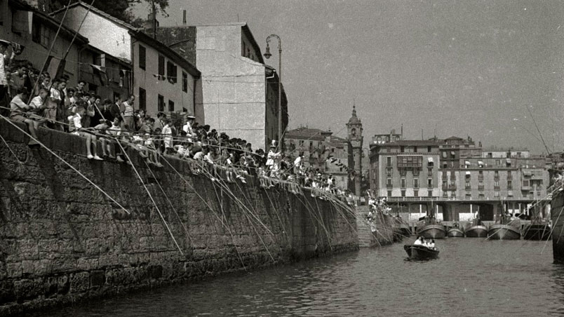 Concurso infantil de pesca con caña celebrado en el muelle donostiarra el año 1948