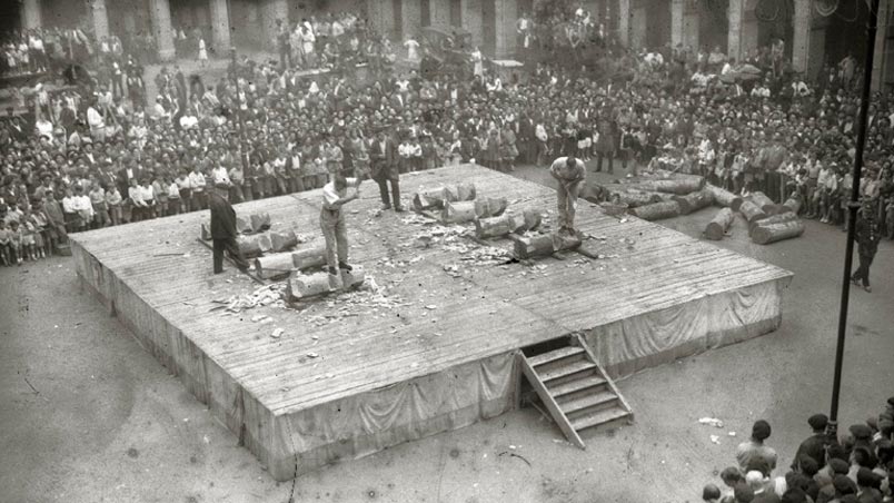 Deporte rural vasco. Aizkolaris en la plaza de la Constitución. Septiembre de 1932