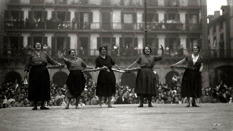 Folclore vasco. Bailes en la plaza de la Constitución