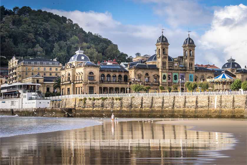 Ayuntamiento de San Sebastián desde la playa de la Concha