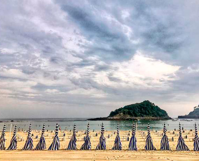 Playa de Ondarreta con tiempo nublado