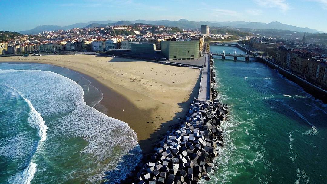 Gros - Espigón playa de la Zurriola y Kursaal desde el aire